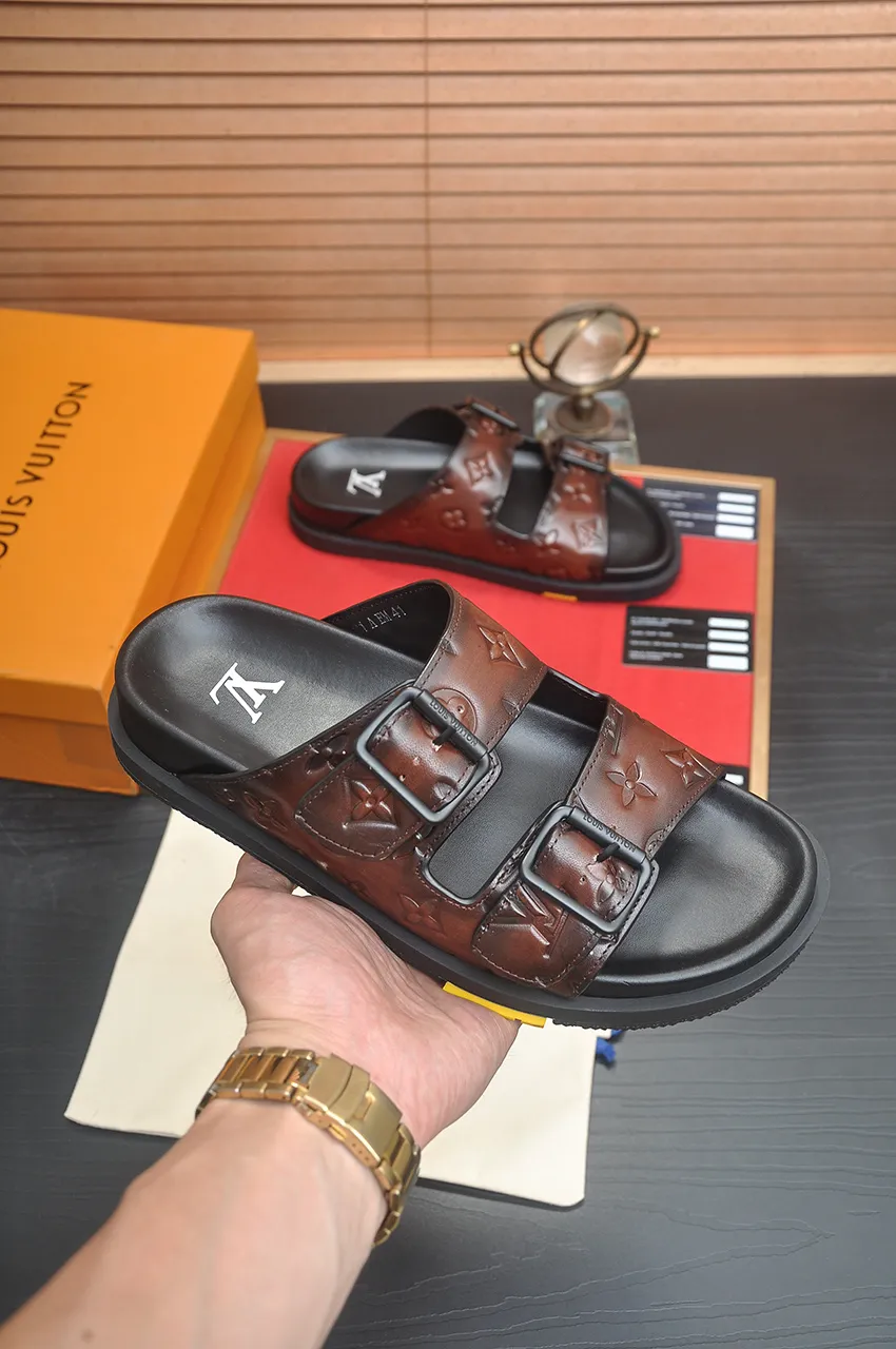 Men's shoes 💰400💶 [Louis Vuitton LV slippers] (high-end cowhide) counter 1:1 fashion style, a must-have for summer! The designer used LV’s iconic outsole. The original simple slippers instantly become fashionable! The upper is made of flexible special cowhide leather straps alternately, and the workmanship is exquisite! A must-have for stylish men in summer, size 38-45 (45 customized)